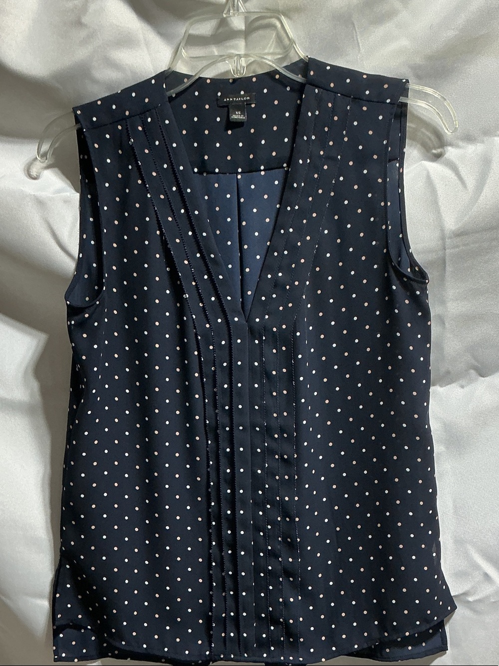 Ann Taylor XS Navy Polka Dot Sleeveless V-Neck Blouse WHITE PINK